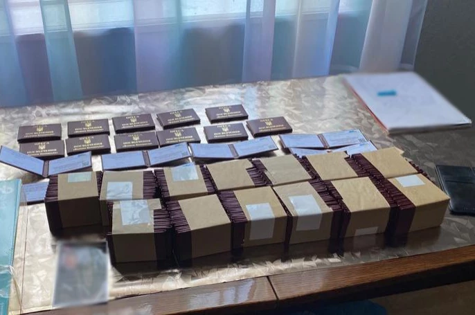 У Києві зловили видавця, який торгував підробними журналістськими посвідченнями (ФОТО)