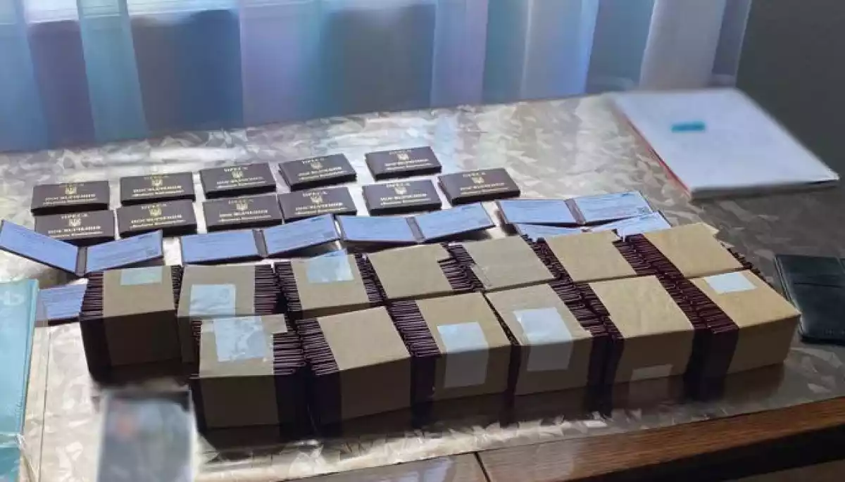 У Києві зловили видавця, який торгував підробними журналістськими посвідченнями (ФОТО)