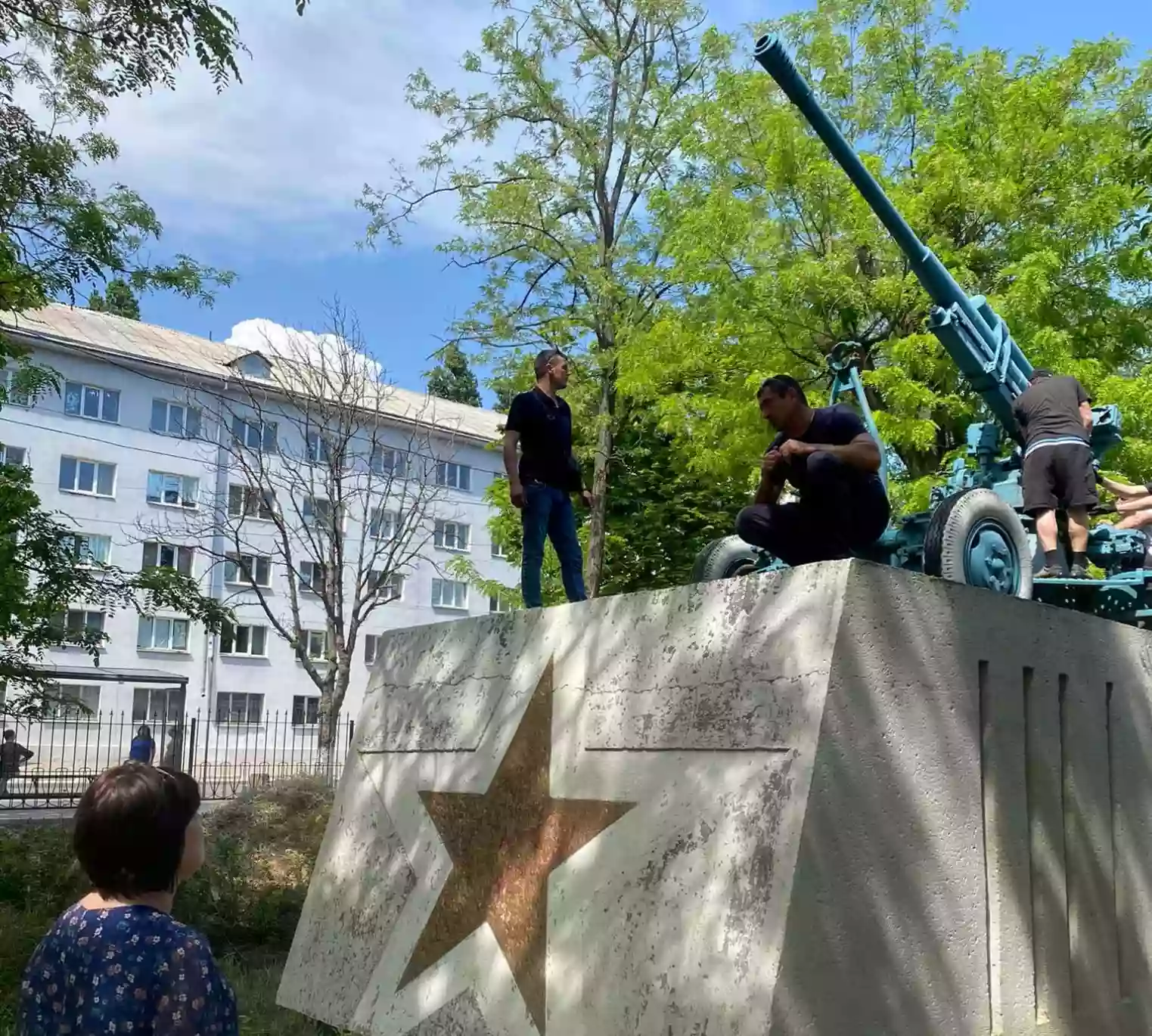 Через російські фейки біля одеської школи демонтували гармату часів Другої світової