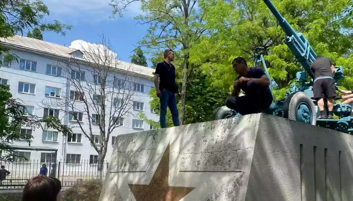 Через російські фейки біля одеської школи демонтували гармату часів Другої світової