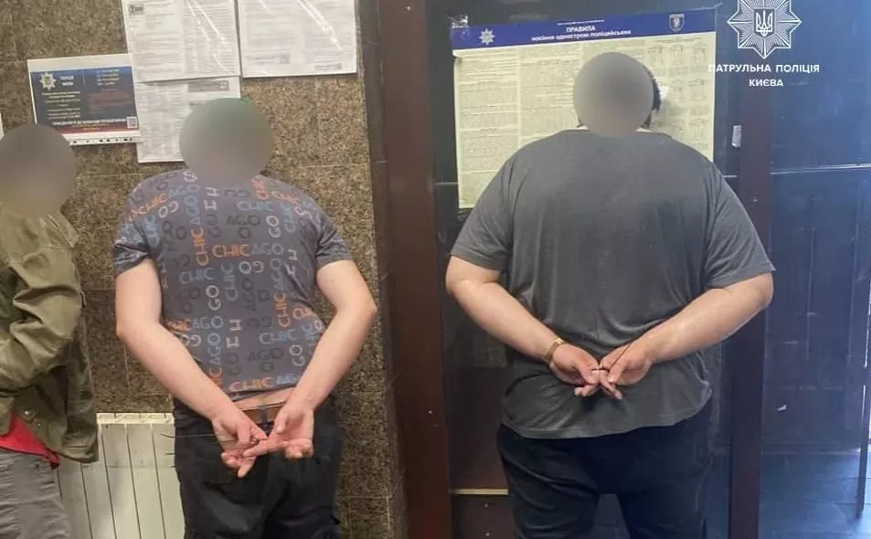 У Києві затримали групу чоловіків, що пересилали на російські номери фото з наслідками обстрілів – поліція