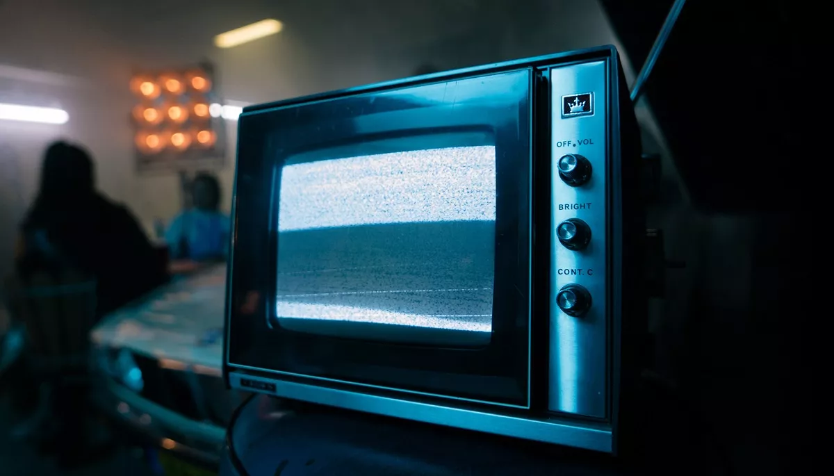 Тиша в ефірі. Які українські теле- і радіокомпанії припинили мовлення через війну