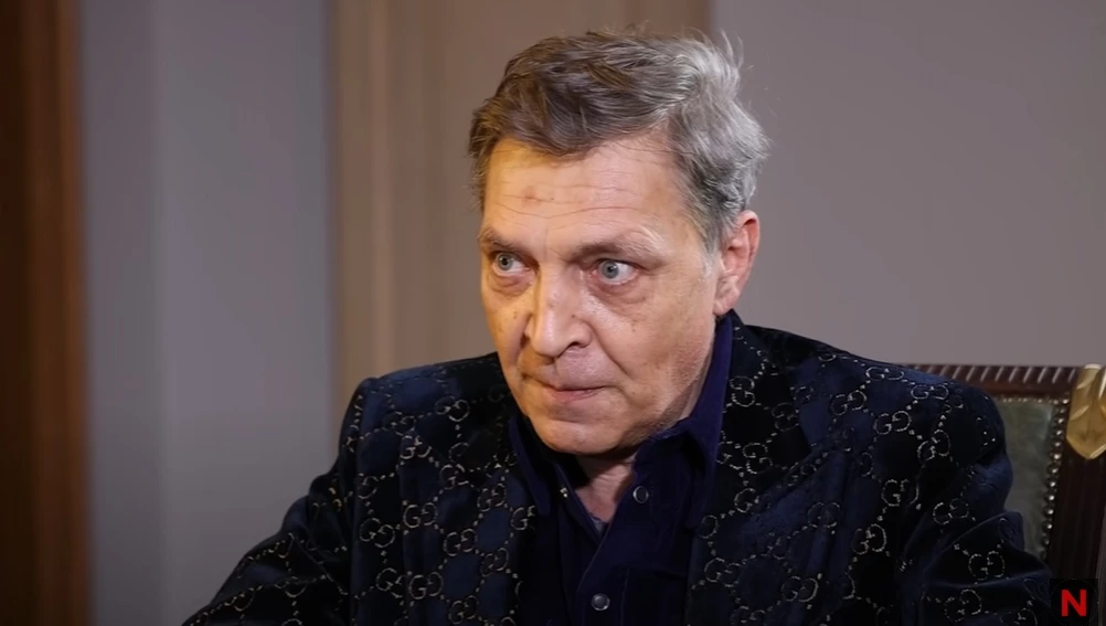 Невзоров показав в ефірі українські паспорти