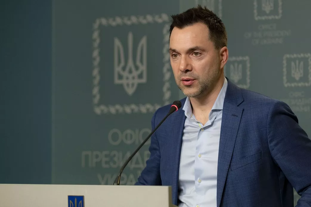 Подоляк про Арестовича: Його функція &ndash; показувати війну на межі, щоб не було деморалізації