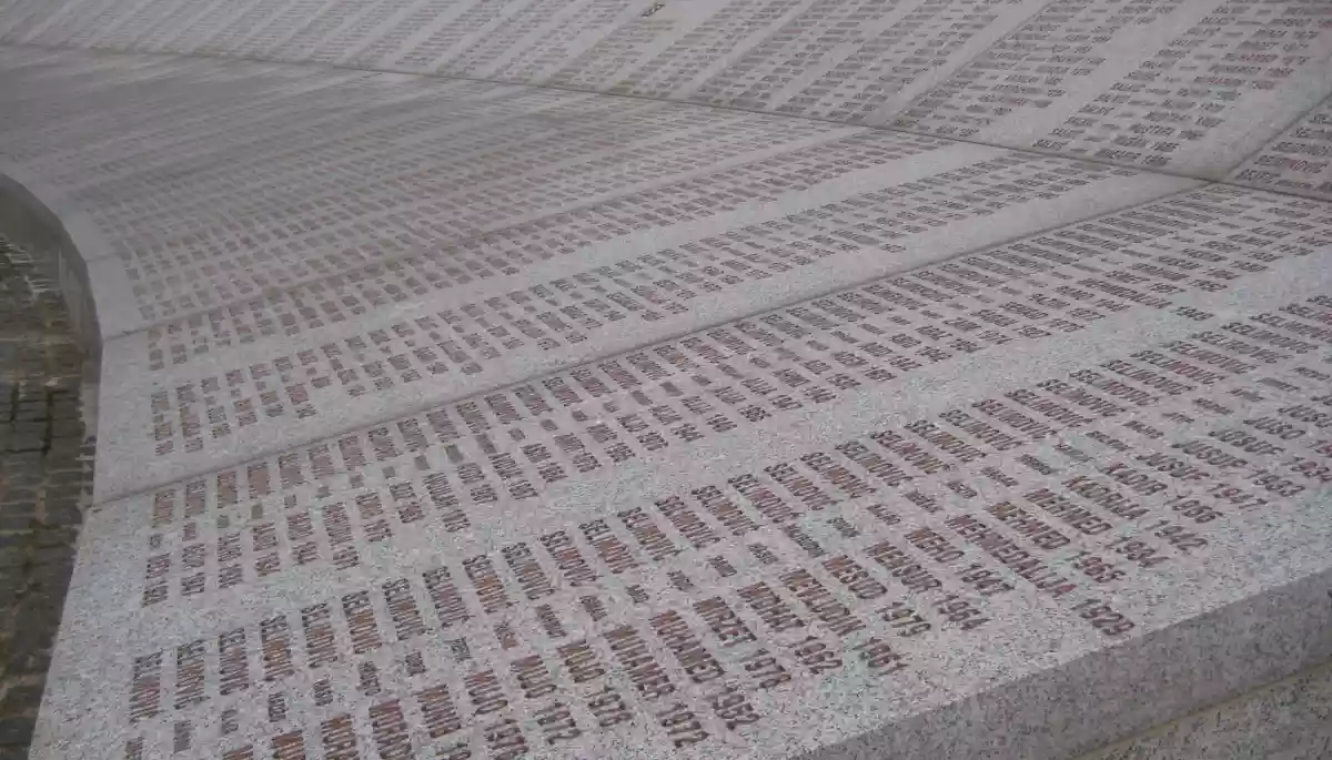 Масові вбивства та військові злочини Росії в Україні нагадують геноцид у Сребрениці — Єврокомісія