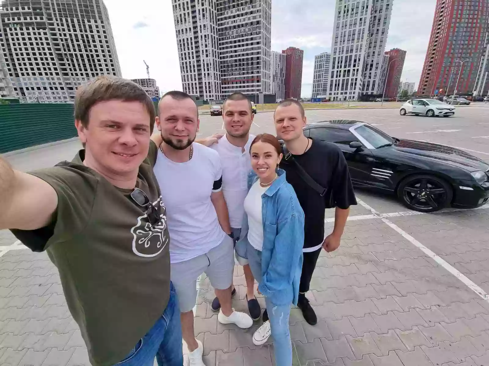 Дмитро Комаров продав авто, щоб підтримати армію мільйоном гривень