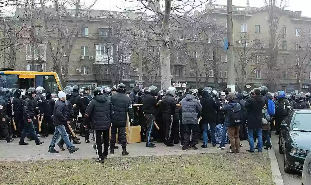 Одеський суд призначив умовне покарання &laquo;тітушці&raquo;, що побив оператора на мітингу в 2014 році