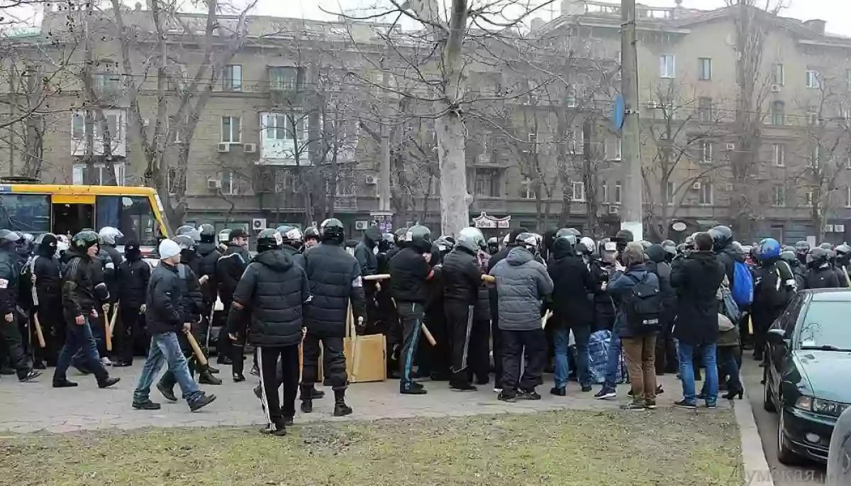 Одеський суд призначив умовне покарання &laquo;тітушці&raquo;, що побив оператора на мітингу в 2014 році