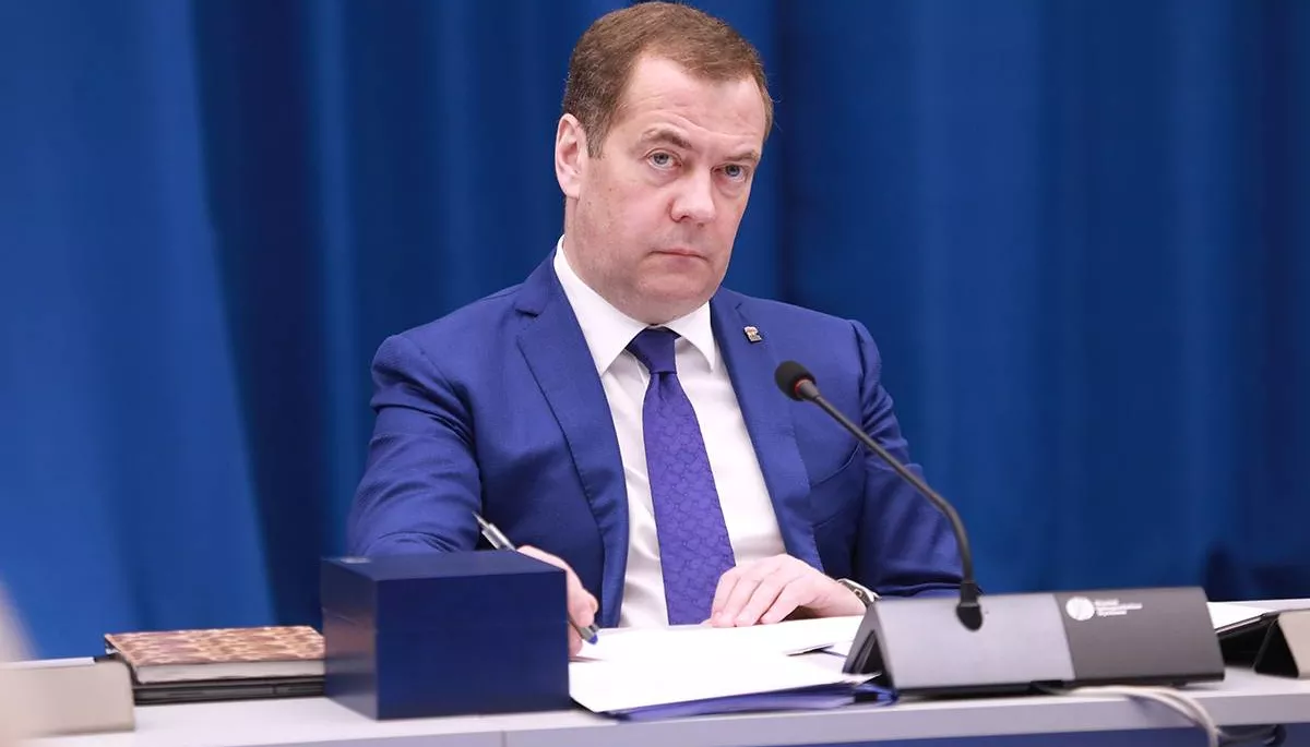 На сторінці Медведева &laquo;ВКонтакте&raquo; з'явився допис про захоплення Грузії та Казахстану. Згодом його пояснили зламом