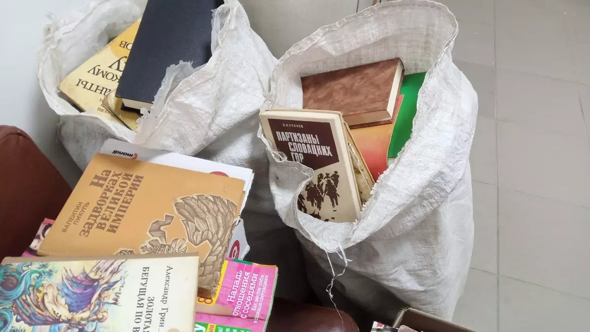 На Житомирщині у лікарні зібрали понад 500 кг російських книг, щоб здати на макулатуру та допомогти ЗСУ