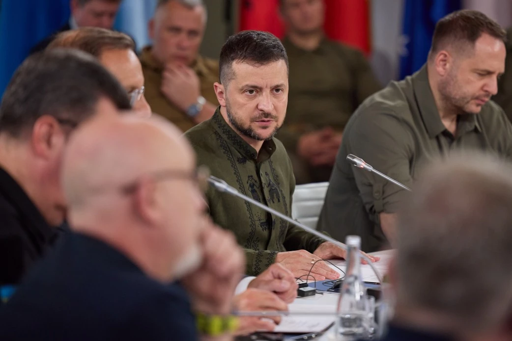 Зеленський про війну та необхідність звільнити Крим: Там, де почалося, там і завершиться