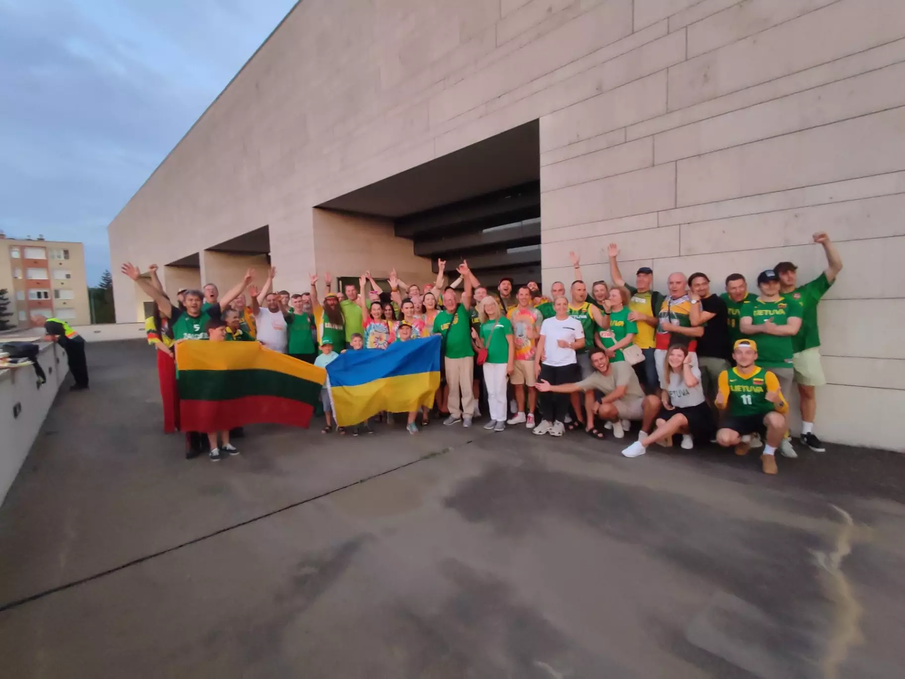 Хто забороняє демонструвати прапори України в Угорщині?
