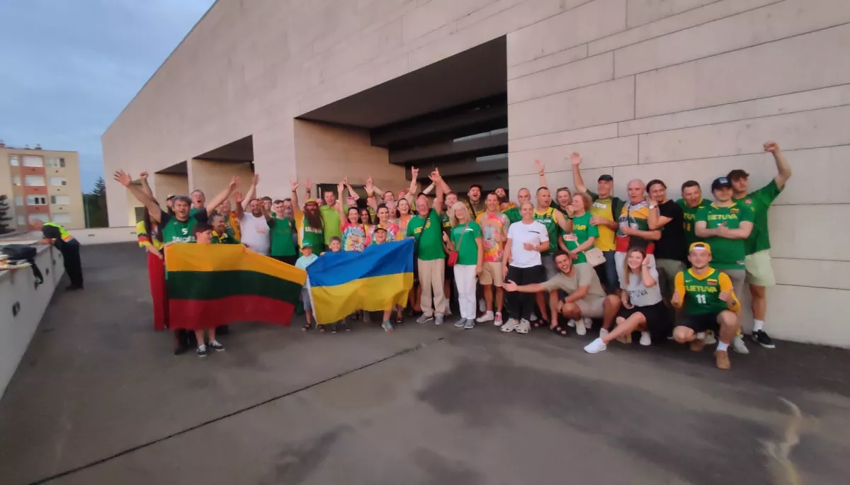 Хто забороняє демонструвати прапори України в Угорщині?