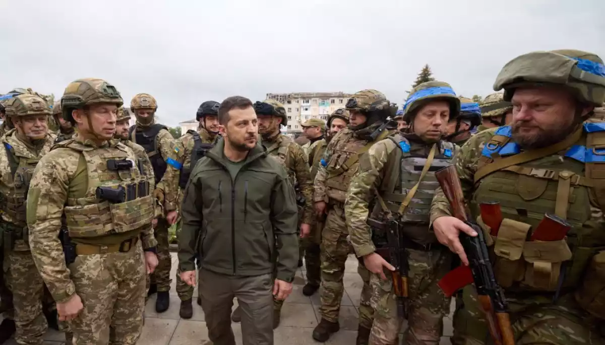 Українці не вірять у фейк про «розкол» між політичним та військовим керівництвом України – опитування
