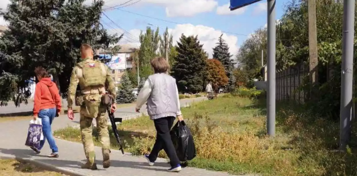 У Запорізькій області псевдореферендум проходить під прицілами. Люди виїжджають (відео)