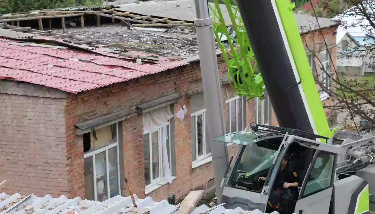 В Ізюмі демонтували аварійну телекомунікаційну вежу &ndash; ДСНС