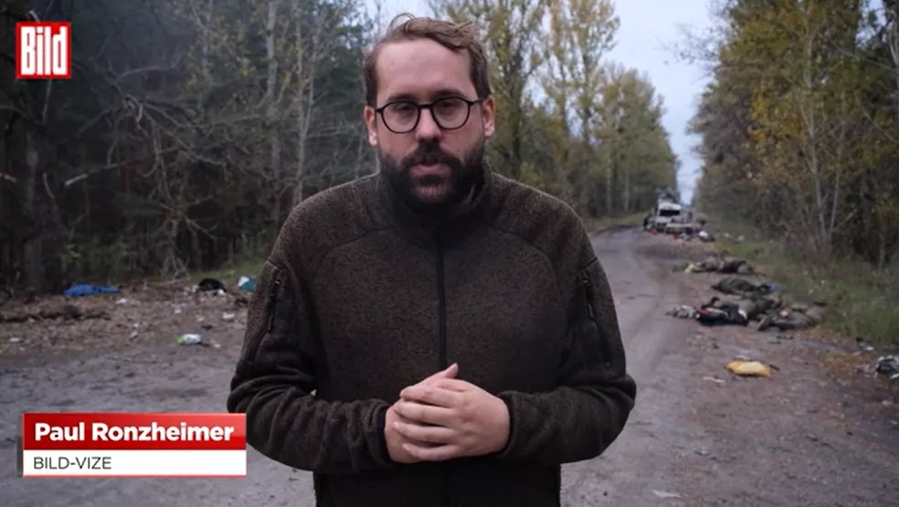 Журналіст Bild записав стендап для репортажу з Лиману на тлі загиблих росіян