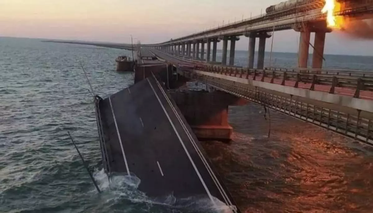 Подоляк про пожежу на Кримському мосту: «Все незаконне має бути знищене»