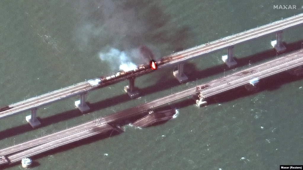 Журналісти Reuters опублікували супутникові знімки пожежі на Кримському мосту