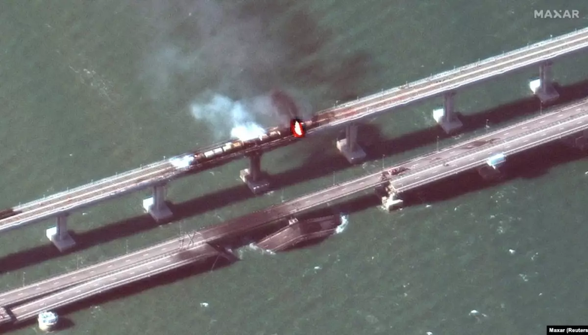 Журналісти Reuters опублікували супутникові знімки пожежі на Кримському мосту