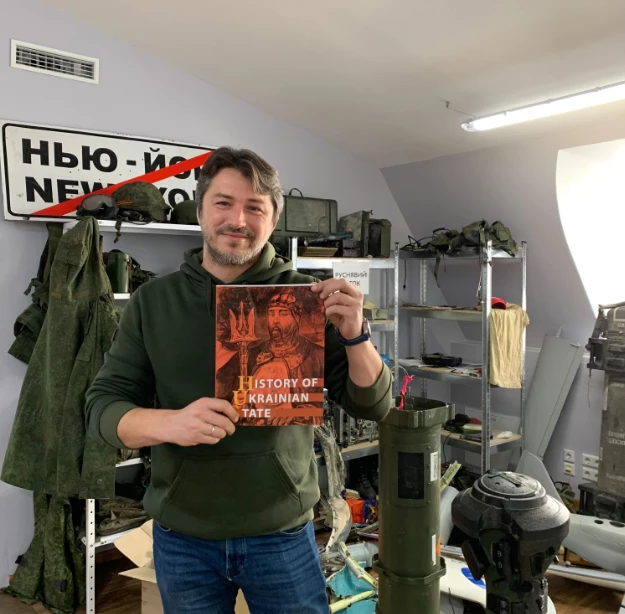 Притула відправив Маску книгу з історії України: Сподіваюся, це допоможе вам зрозуміти українців
