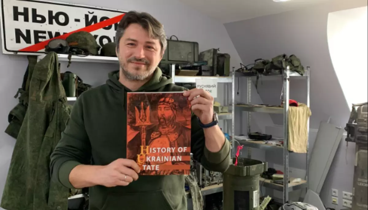 Притула відправив Маску книгу з історії України: Сподіваюся, це допоможе вам зрозуміти українців