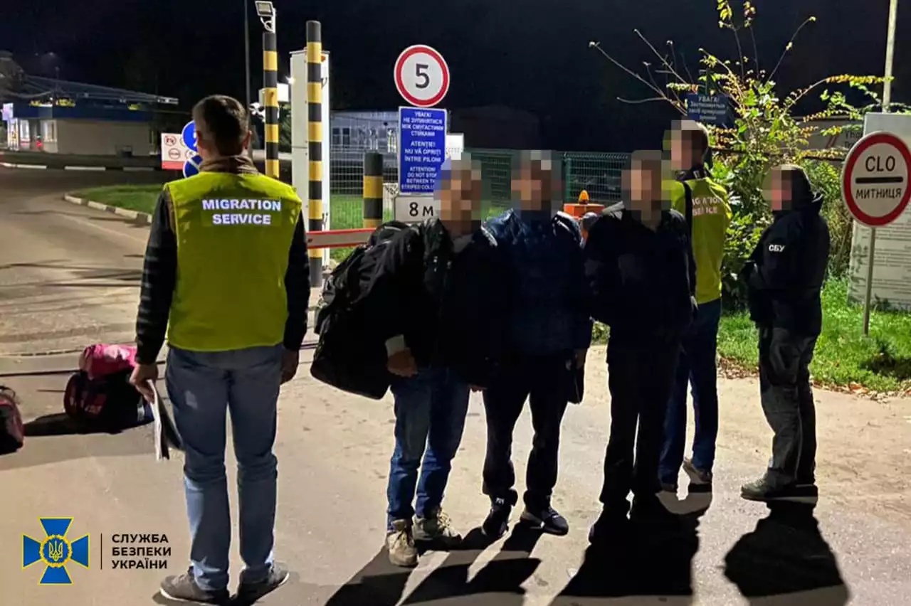 З України депортували трьох іноземців «для недопущення поширення російської пропаганди та ліквідації кримінального осередку» – СБУ
