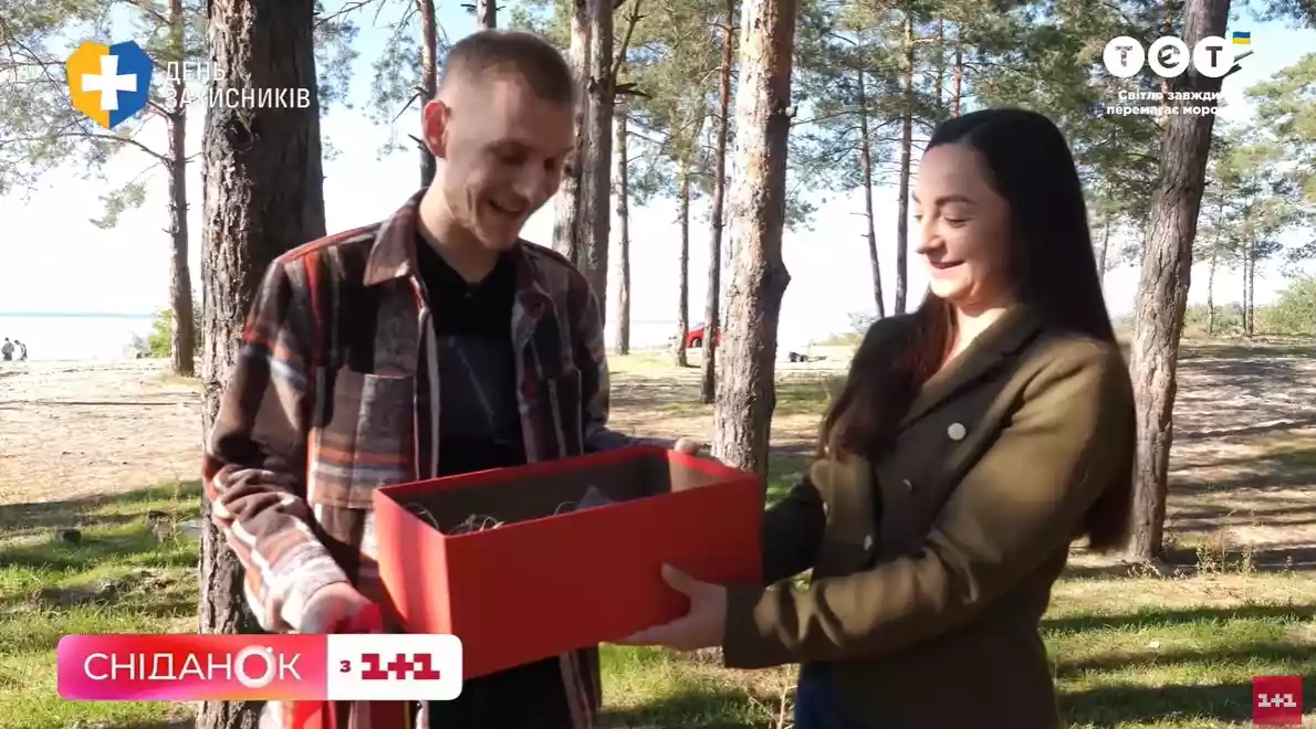 «1+1» та «Нова пошта» подарували бійцю та фотографу «Азова» Дмитру Козацькому новий фотоапарат