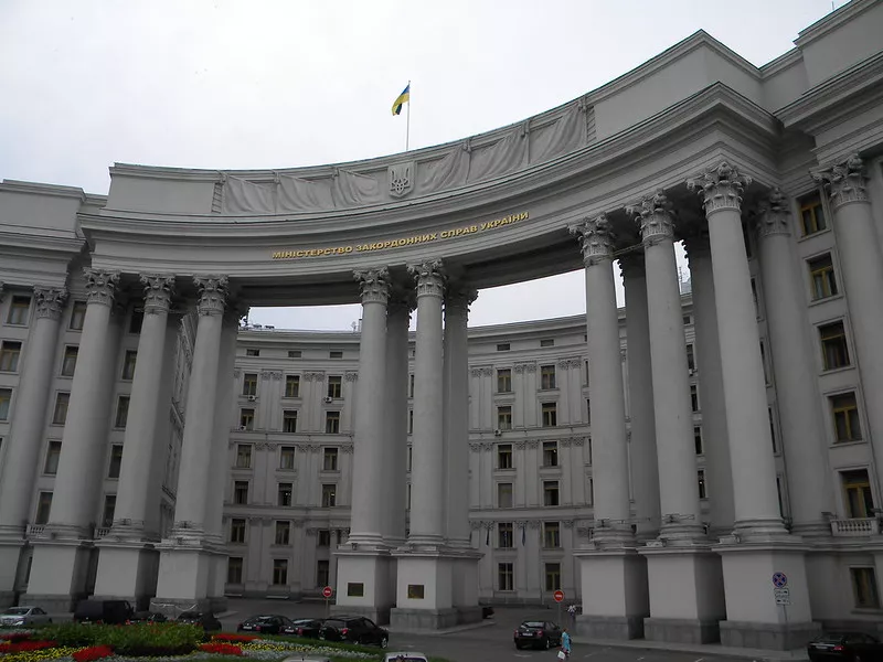 МЗС: Посольства у Києві не закриваються, російські пропагандисти поширюють фейки