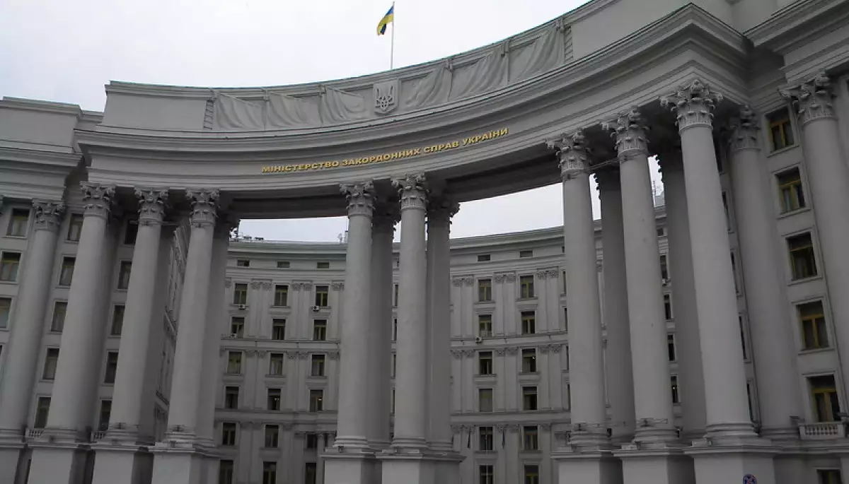 МЗС: Посольства у Києві не закриваються, російські пропагандисти поширюють фейки