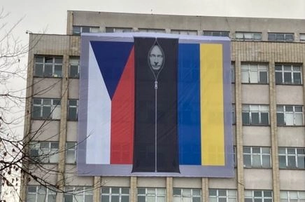 У день незалежності на будівлі МВС Чехії з’явився банер із Путіним в мішку для трупа