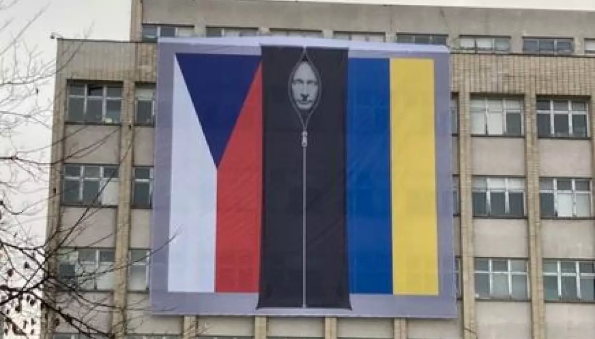У день незалежності на будівлі МВС Чехії з’явився банер із Путіним в мішку для трупа