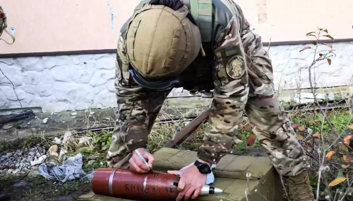 «Інформаційна робота з ворогом». Артилеристи запускають на позиції росіян снаряди з агітаційними листівками