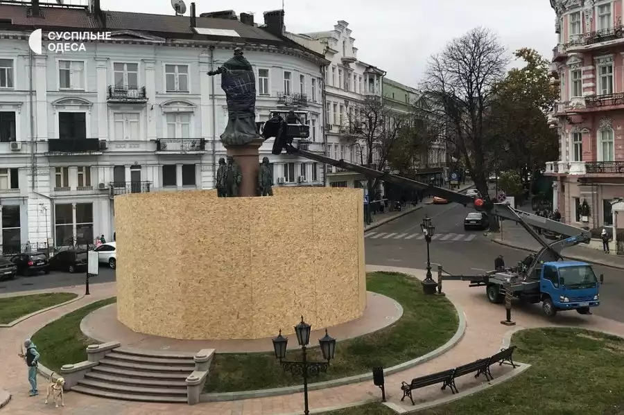 В Одесі перевозять пам'ятник Катерині Другій та її сподвижникам