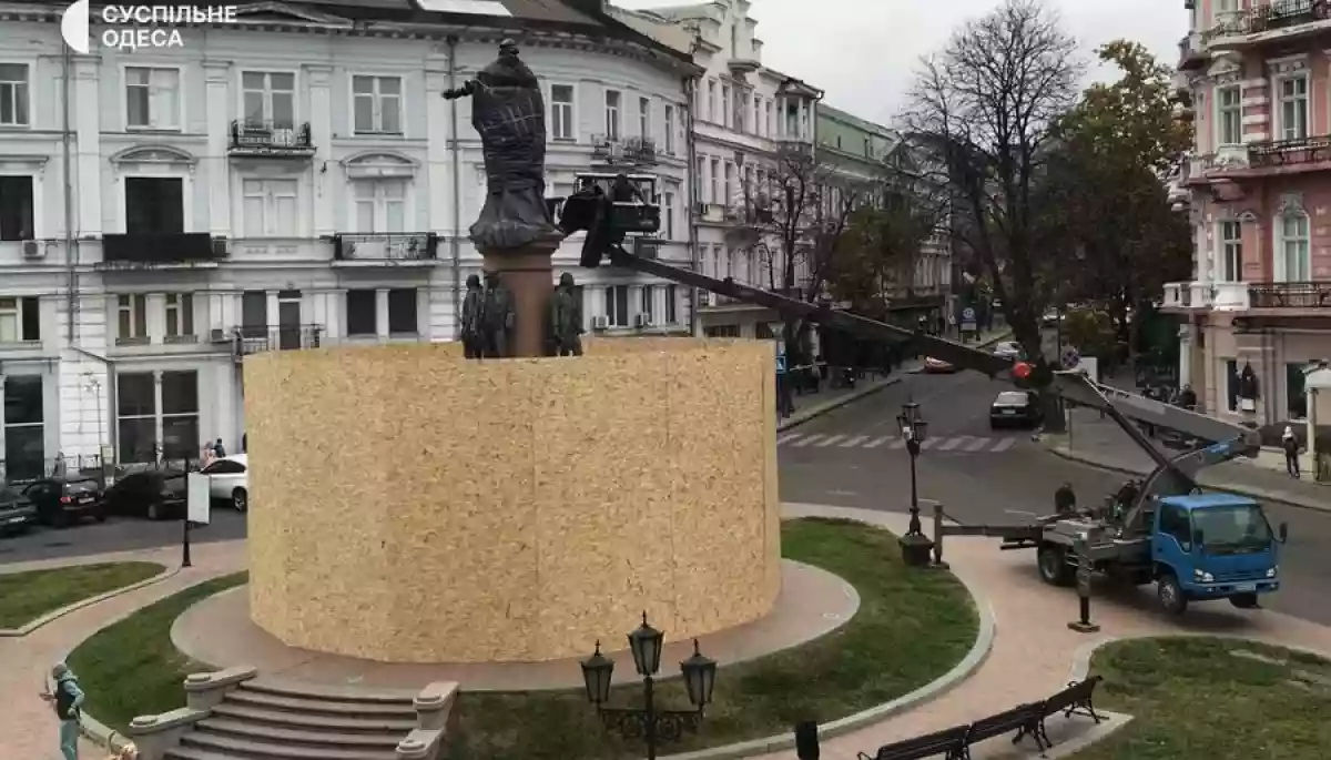 В Одесі перевозять пам'ятник Катерині Другій та її сподвижникам
