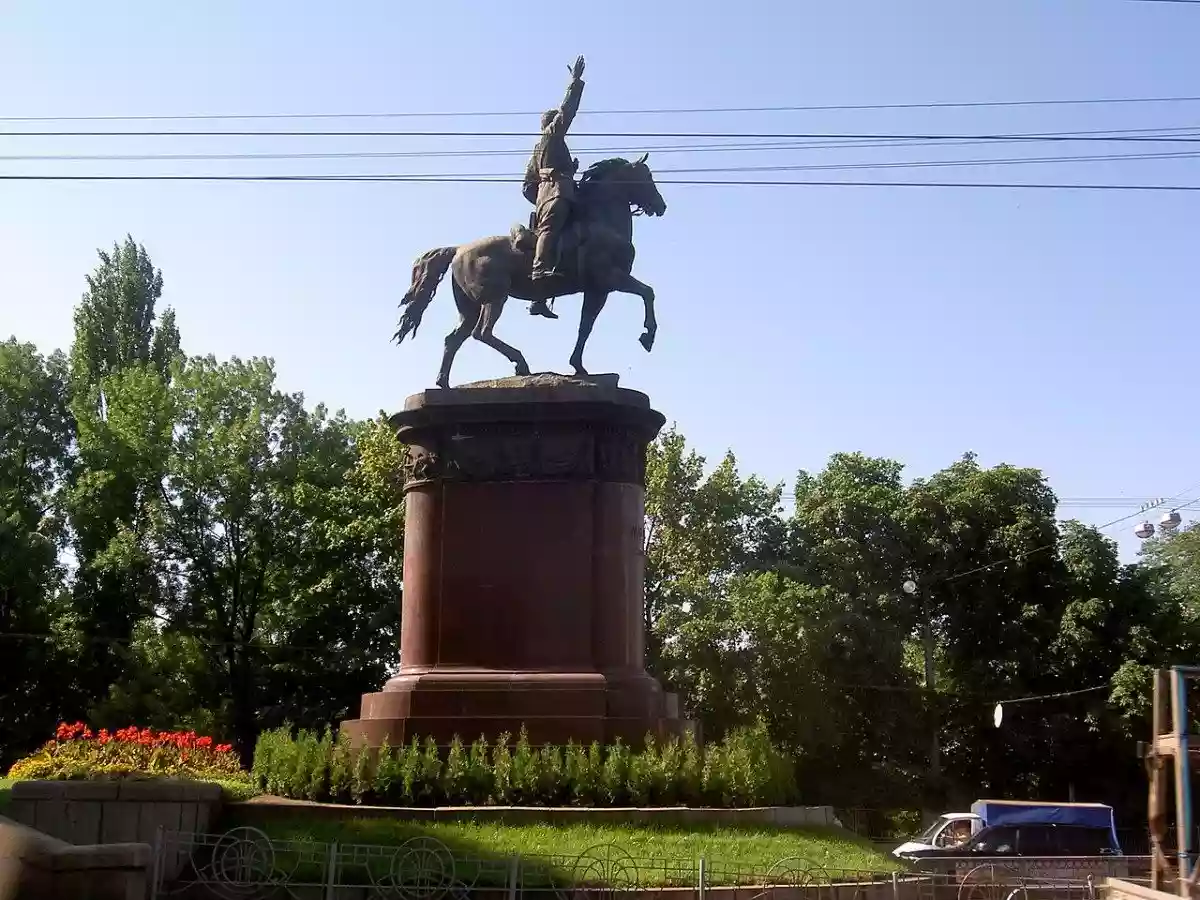 У Києві демонтують пам’ятники Щорсу і Ватутіну