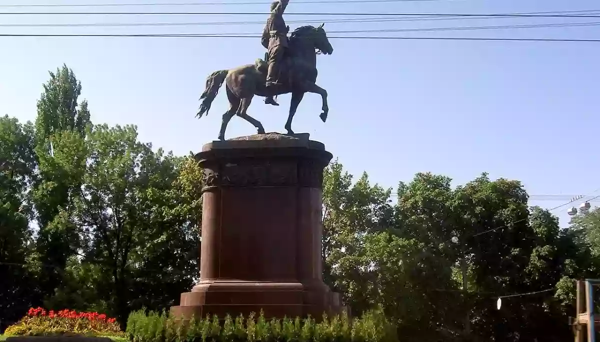 У Києві демонтують пам’ятники Щорсу і Ватутіну