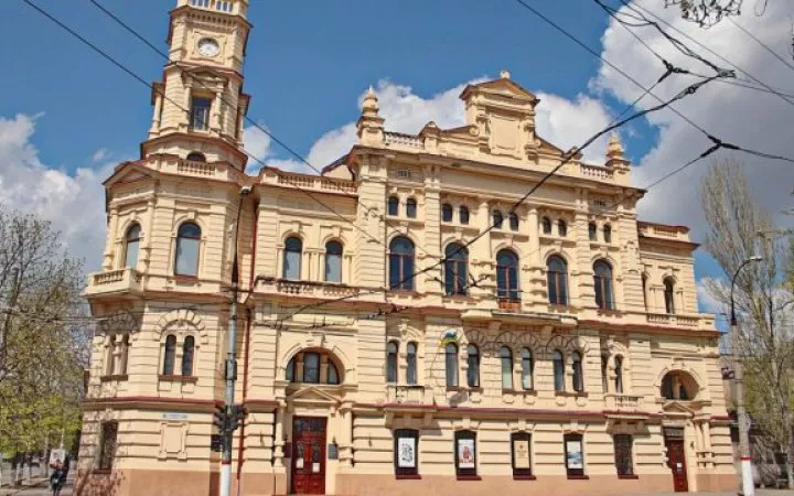 Російські окупанти вивезли з музеїв Херсонщини близько 15 тисяч картин