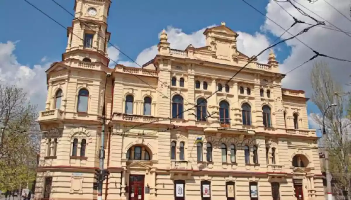 Російські окупанти вивезли з музеїв Херсонщини близько 15 тисяч картин