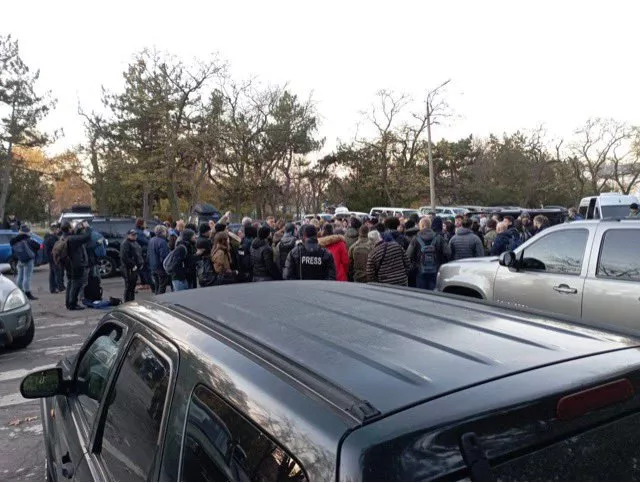 Всіх обурює позбавлення акредитації за репортажі з Херсона і це обурення безумовно справедливе. Але ми за крок до того, щоб загубити дещо