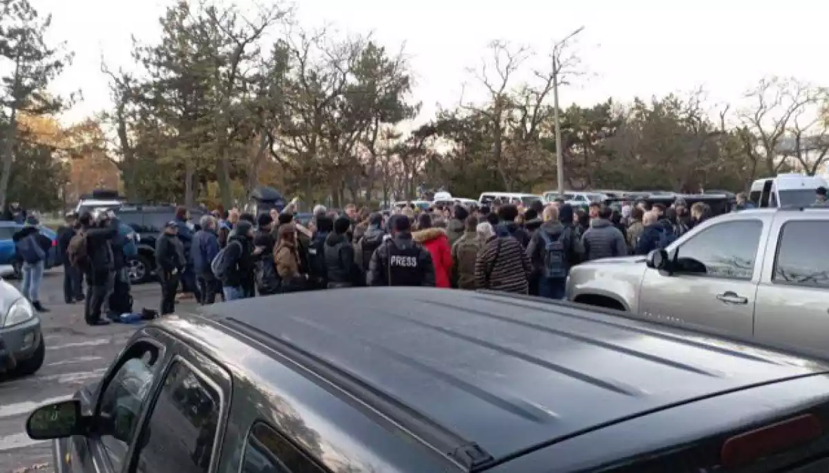 Всіх обурює позбавлення акредитації за репортажі з Херсона і це обурення безумовно справедливе. Але ми за крок до того, щоб загубити дещо