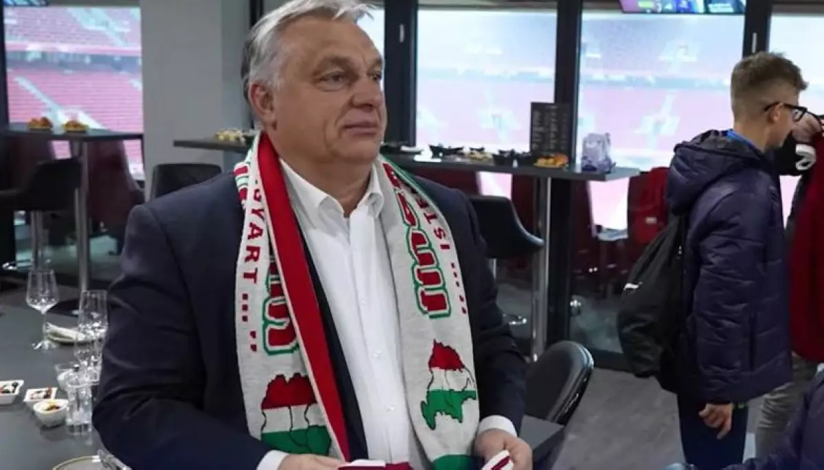 МЗС України викликало угорського посла. Вимагає вибачень через шарф Орбана з «Великою Угорщиною»