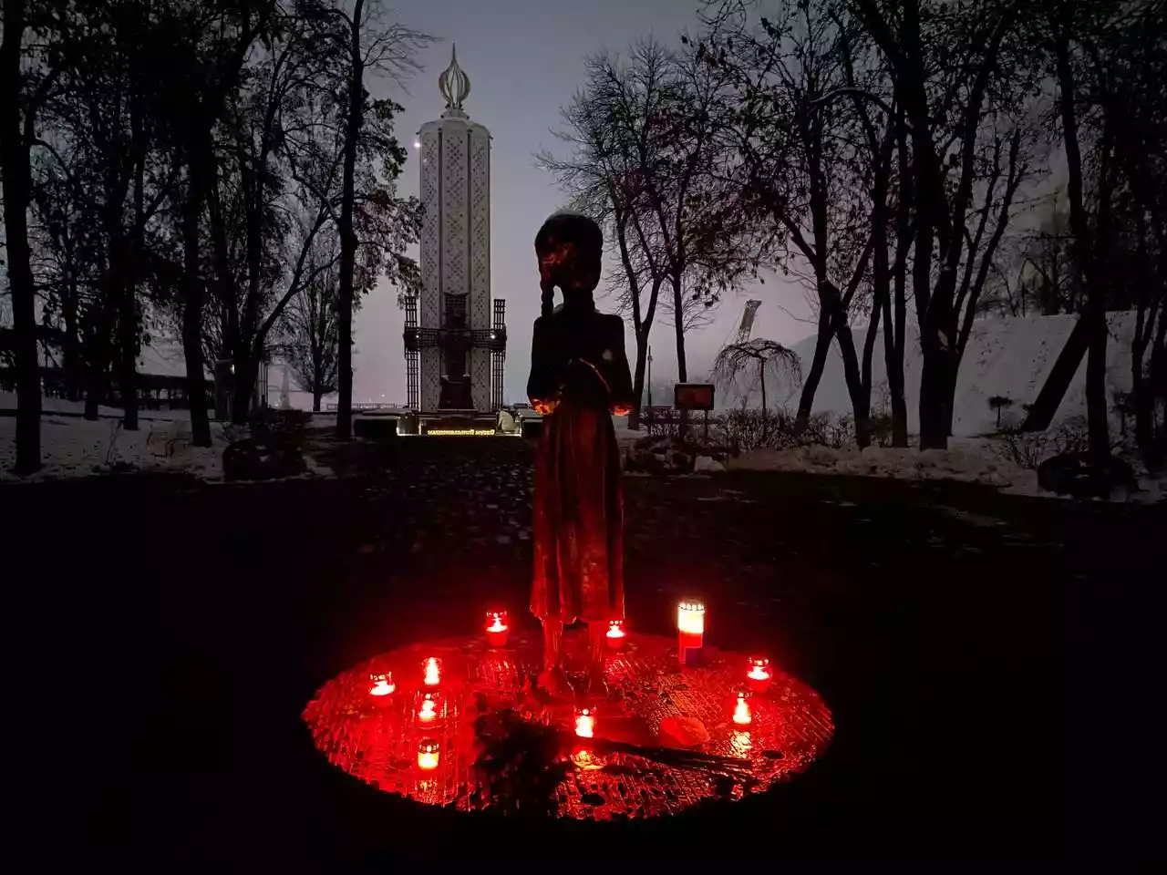 Зеленський у День пам'яті жертв Голодоморів: Колись нас хотіли знищити голодом, тепер &ndash; темрявою та холодом