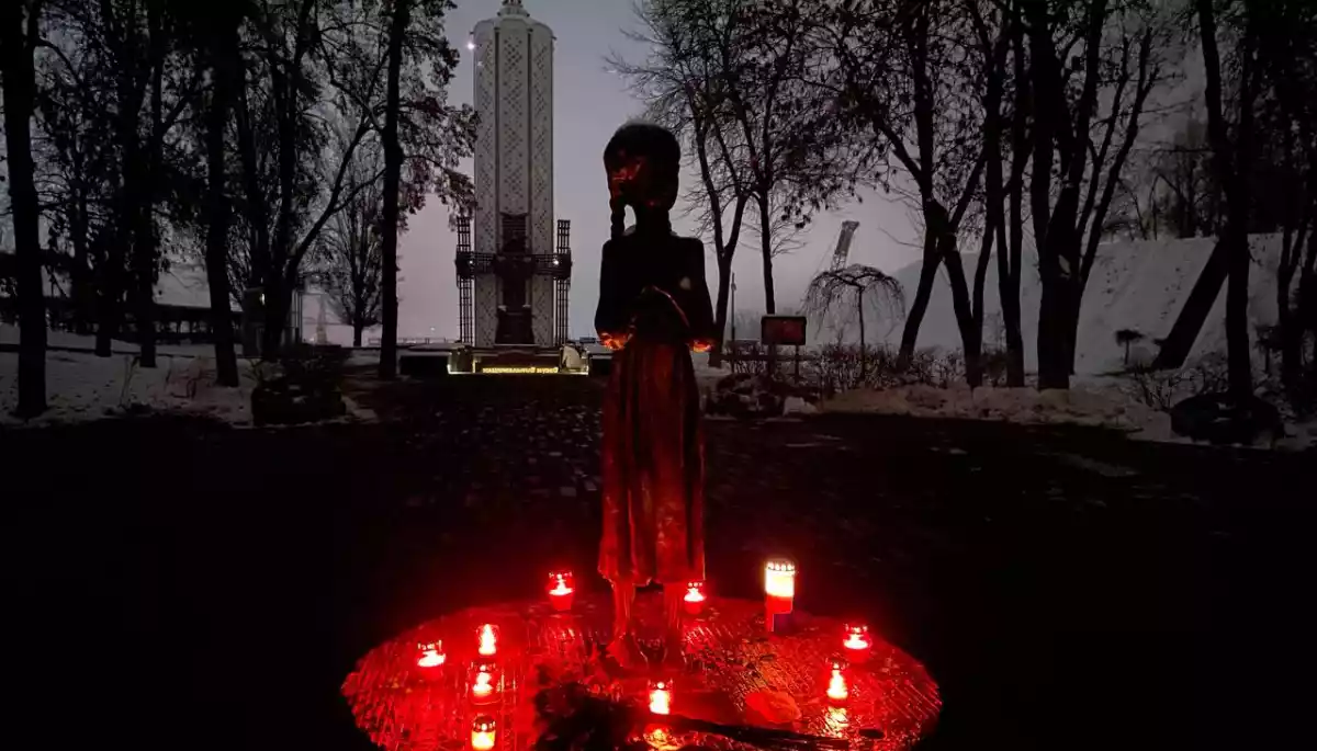 Зеленський у День пам'яті жертв Голодоморів: Колись нас хотіли знищити голодом, тепер &ndash; темрявою та холодом