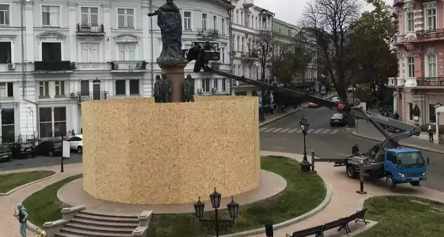 Одеська міськрада дозволила знести пам&rsquo;ятники Катерині ІІ та Суворову