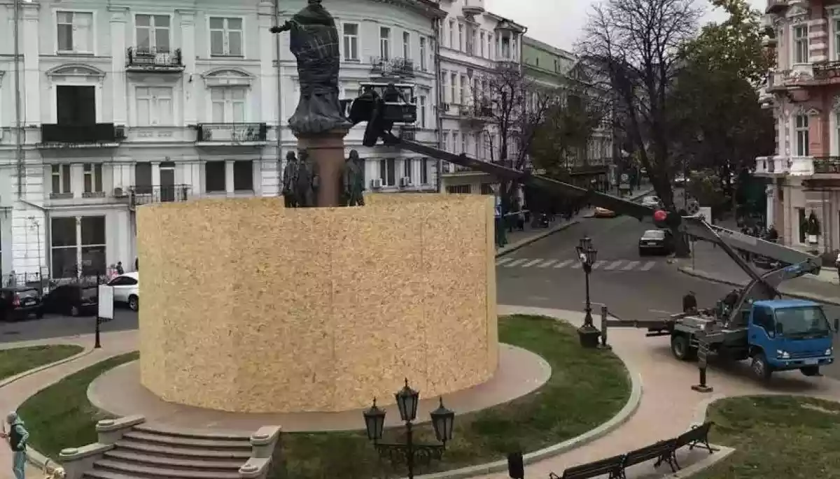 Одеська міськрада дозволила знести пам&rsquo;ятники Катерині ІІ та Суворову