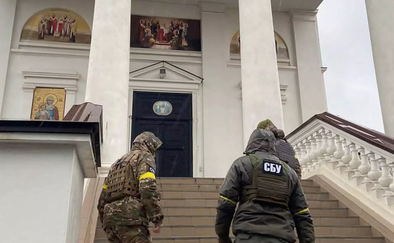 Обшуки в УПЦ МП: слідчі знайшли зброю, золотий герб Росії та підозрілих чоловіків (ФОТО)