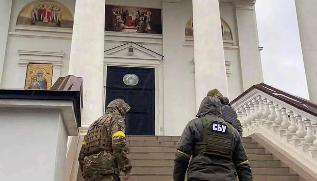 Обшуки в УПЦ МП: слідчі знайшли зброю, золотий герб Росії та підозрілих чоловіків (ФОТО)