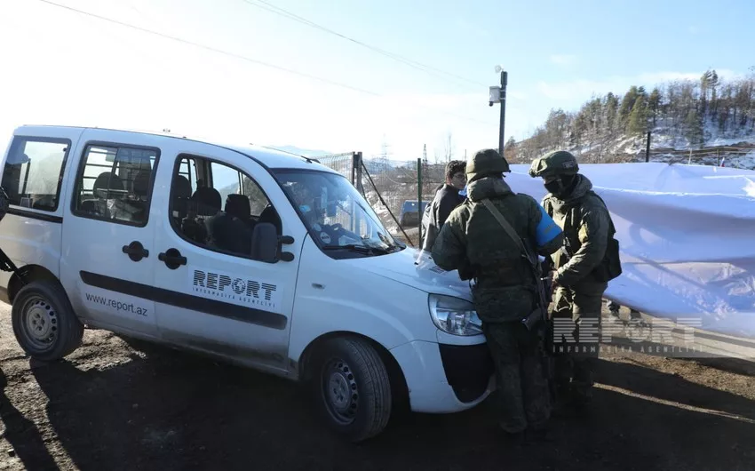 Російські військові в Азербайджані пошкодили авто журналістів, які висвітлювали мітинг (ФОТО)