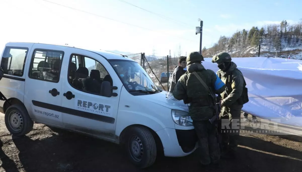 Російські військові в Азербайджані пошкодили авто журналістів, які висвітлювали мітинг (ФОТО)